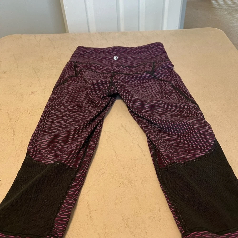 LULULEMON ATHLETICA GEAR UP SCORE JACQUARD PURPLE BLACK MESH CROP LEGGING SIZE 4